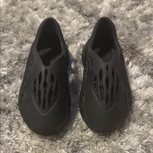 kids yeezy foam slides